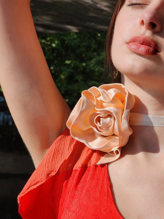 Choker fleur en soie pêche